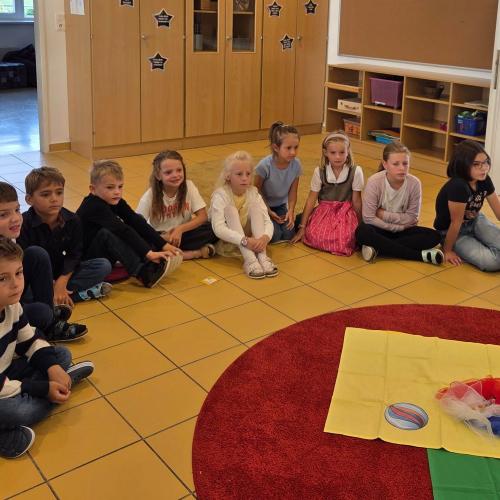 Schulklasse in der Aula