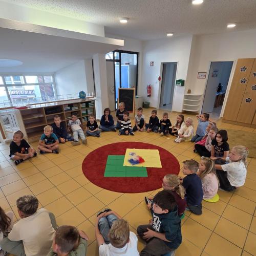 Schulklasse in der Aula