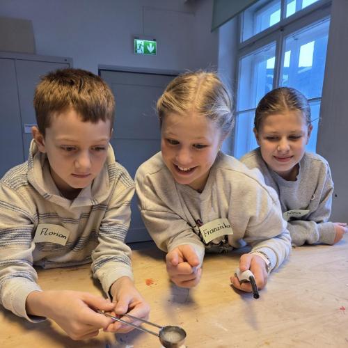 Kinder beim Experimentieren