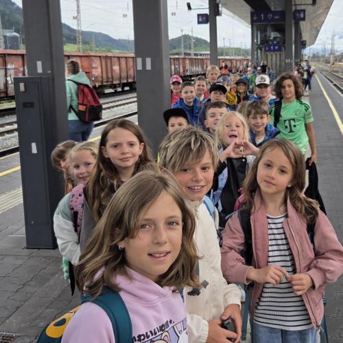 Kinder auf dem Bahnsteig