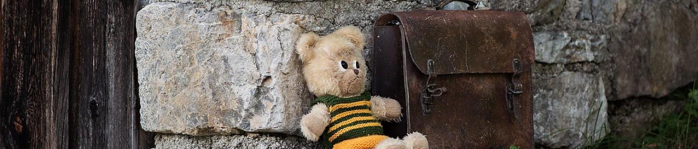 Teddybär mit Schultasche